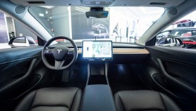 O femeie a născut pe scaunul din față al unei mașini Tesla aflată pe funcția autopilot